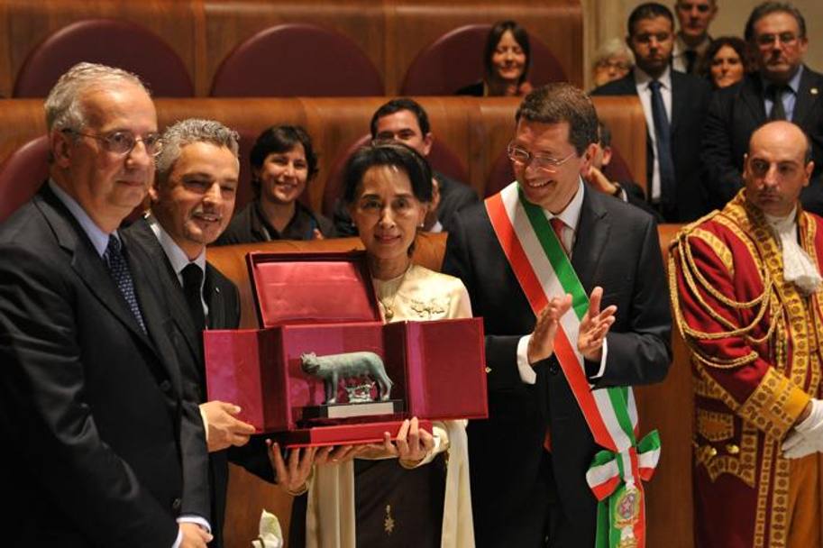 Francesco Rutelli e Ignazio Marino le hanno consegnato una riproduzione in bronzo della Lupa di Roma, simbolo della cittadinanza onoraria.